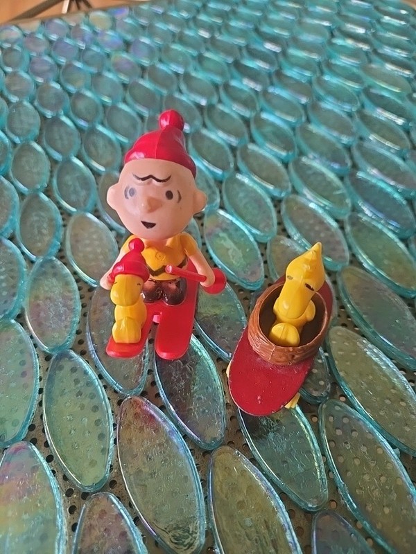 1972 PEANUTS CHARLIE BROWN & WOODSTOCK ON SKIS &  ROLLING SKATEBOARD FIGURE 