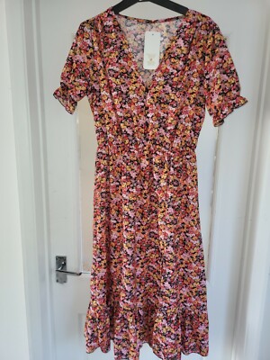 BNWT MADE IN ITALY PRETTY WIND DRESS. Floral design. Short Sleeved. Size 10.