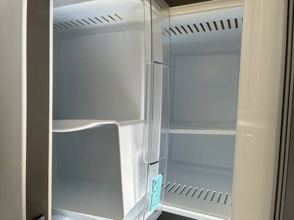 LG 21,8 Cu. Frigorífico inteligente de 3 puertas con máquina de hielo y agua Ft. Foto 2 de 4