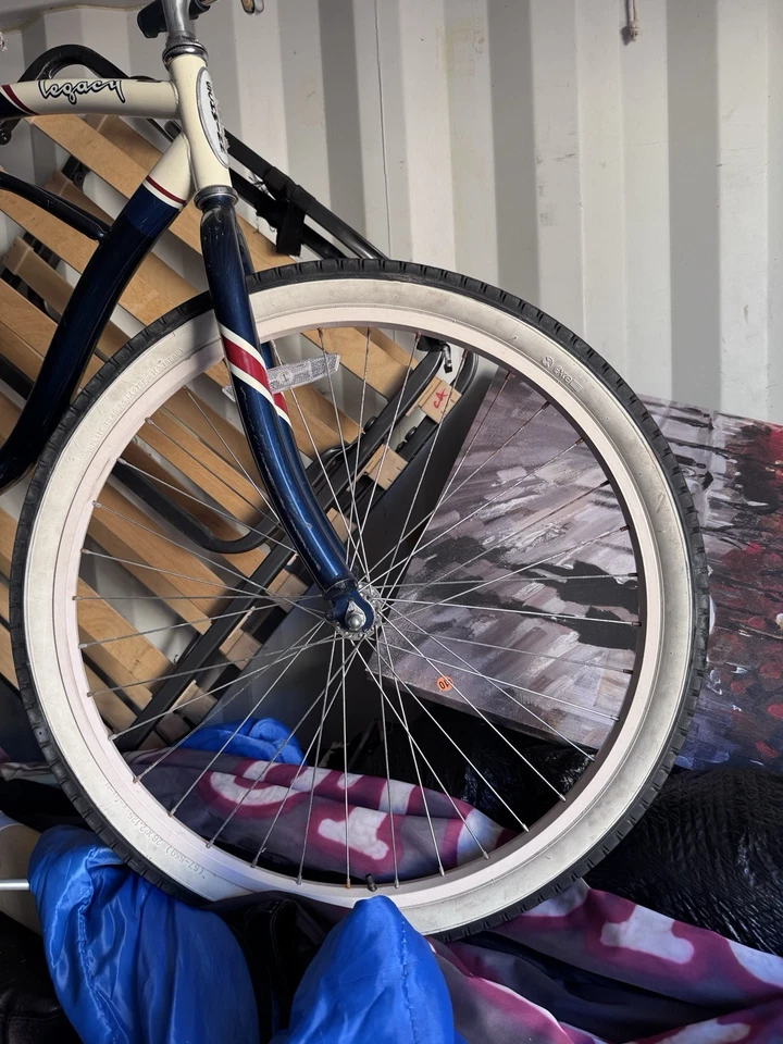 Bicicleta de crucero Schwinn Legacy 26 pulgadas para mujer azul/blanco con neumáticos de pared blanca Foto 3 de 4