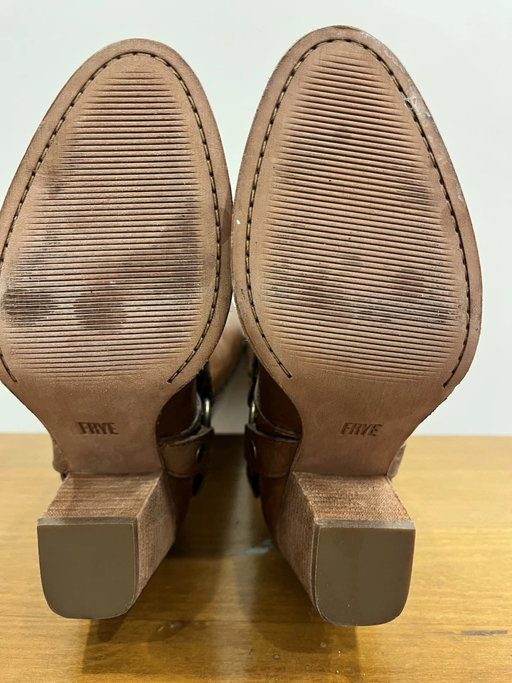 Botas para mujer FRYE Essa de cuero marrón, tacón alto, hasta la rodilla, cremallera, arnés EE. UU. Foto 4 de 4