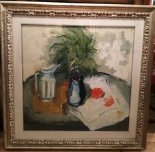 Brocca frutta e vaso con fiori.