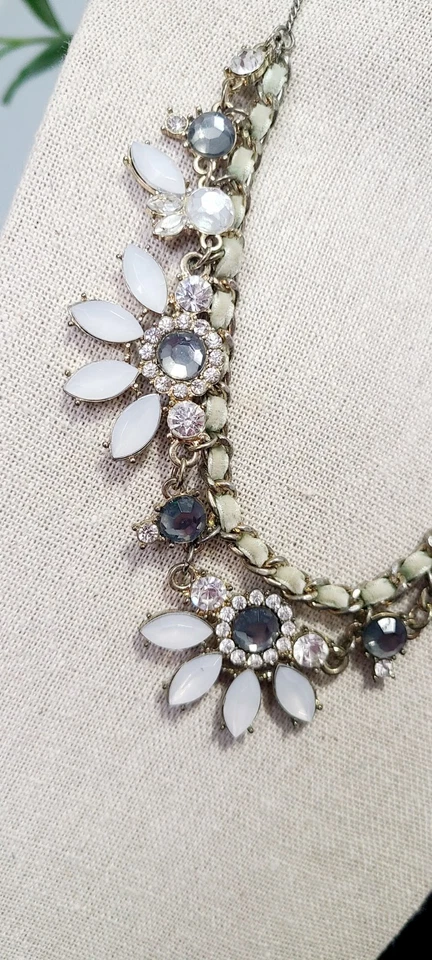 Collar LC Diseño Floral Estrás Azul y Blanco En Tono Dorado Cinta Foto 2 de 4