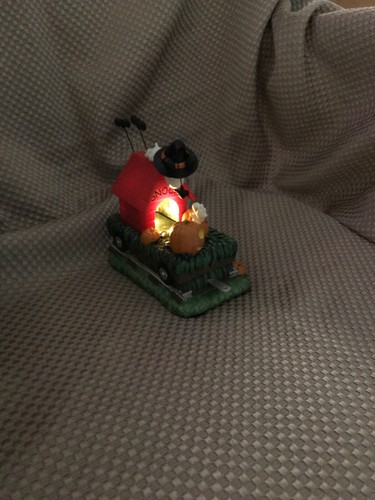 BRADFORD EXCHANGE SNOOPY It’s Halloween Charlie Brown sculpted train - Picture 3 of 12