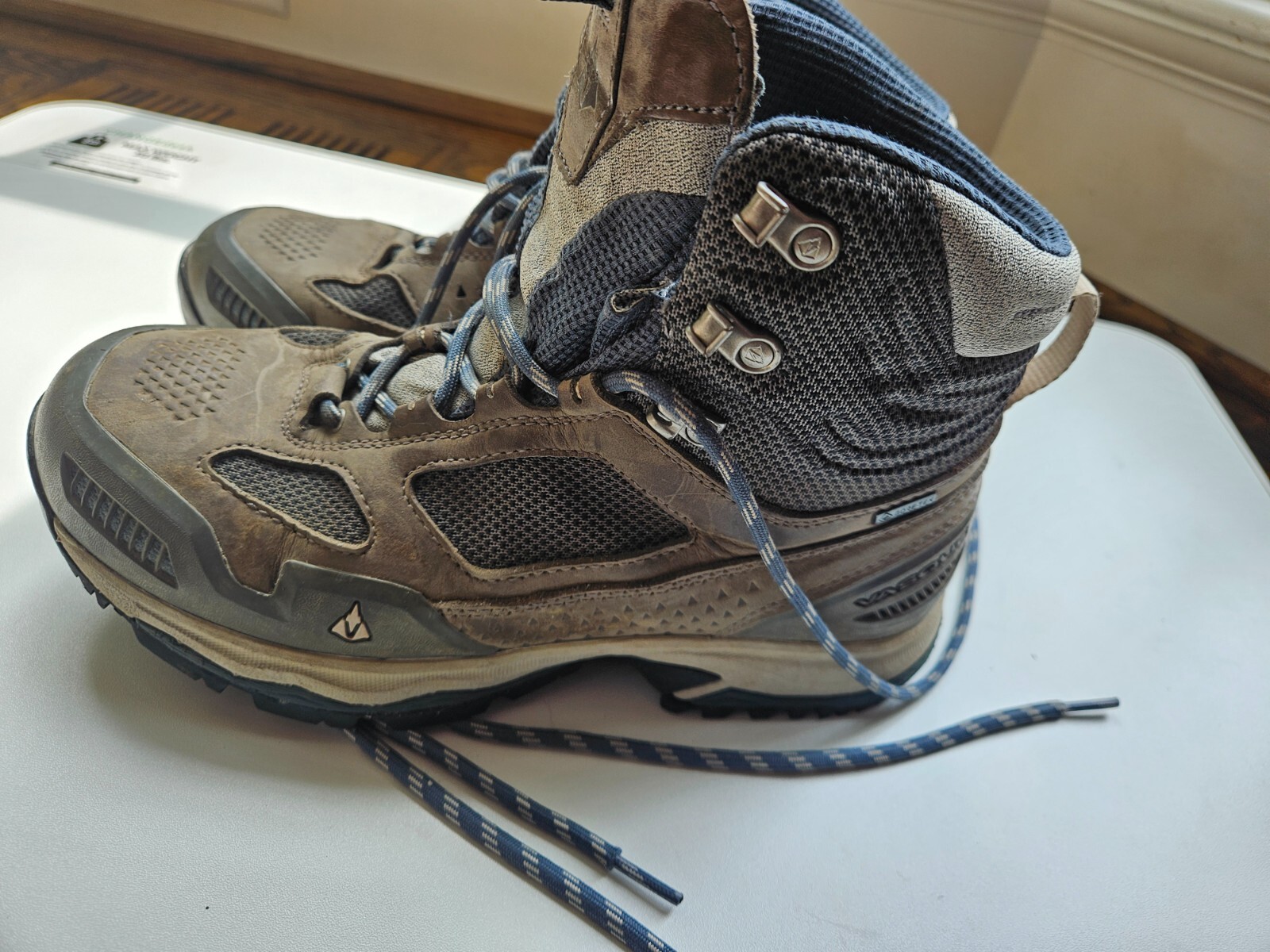 Vasque Breeze AT GTX Hiking Boots (7023M); Vibram Sole; Waterproof; Women Sz 9M