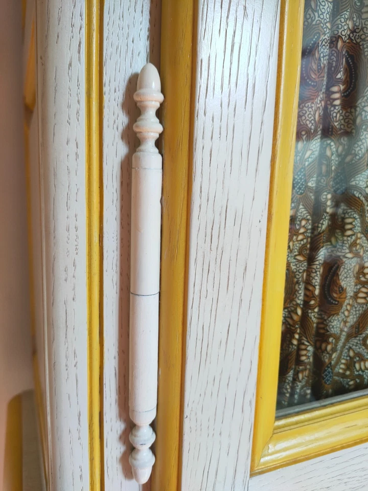 Buffet deux corps chêne massif/haut vitré - teinte Ivoire/moulures jaunes - Photo 4/4