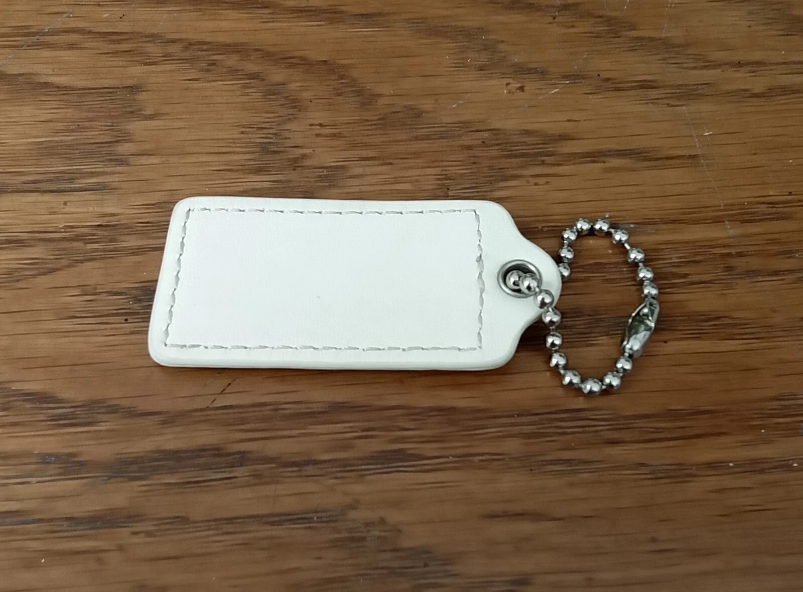 CIONDOLO COACH 2 5" BIANCO SPORCO PELLE GRANA LISCIA CARTELLINO DA APPENDERE PORTACHIAVI