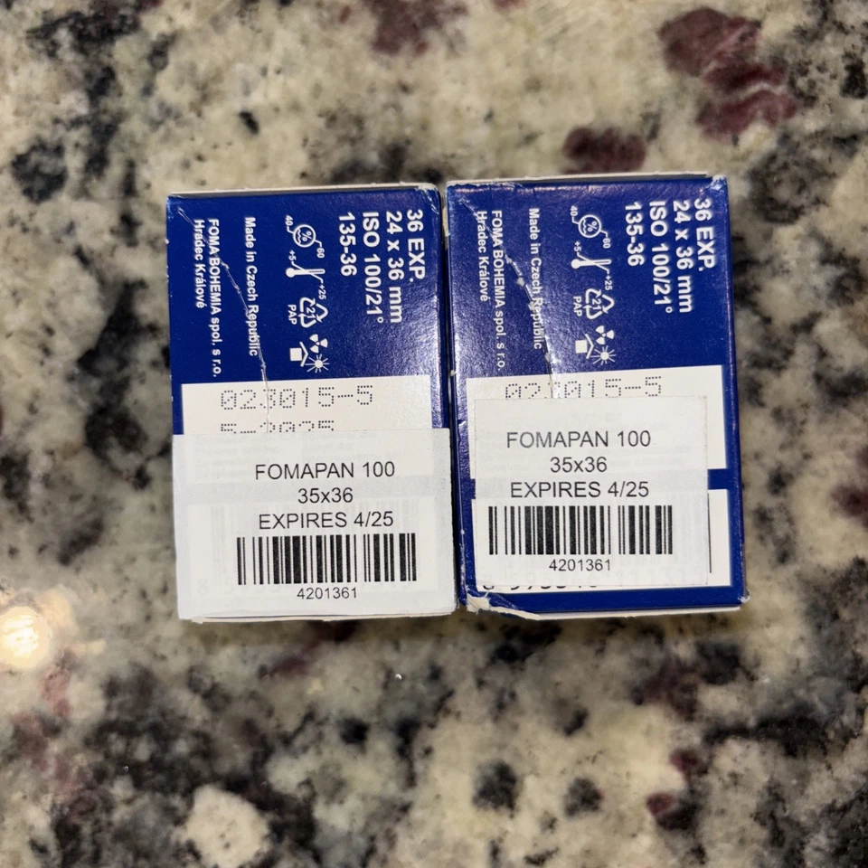 Película Foma Fomapan 100 ISO 35mm x 36 exposición blanco y negro fecha 4/2025 x2 Foto 2 de 2