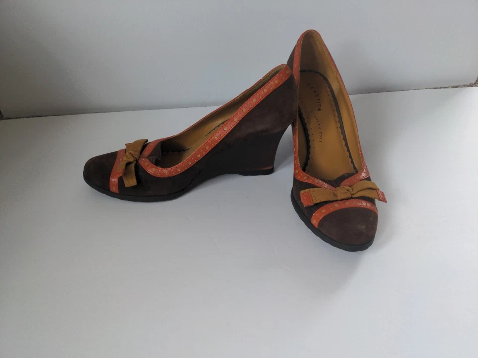 Kenneth Cole Reaction Wedge Heel Size 7.5 Brown Suede With Orange Trim - Image 2 of 4