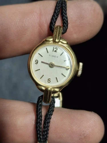 Timex Ladies Gold Tone 1960s Vintage Petite Classic Retro Watch