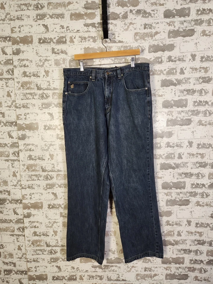 Pantalones de mezclilla bordados Rocawear Jeans para hombre 38x32 holgados pierna ancha lavado oscuro Foto 2 de 4