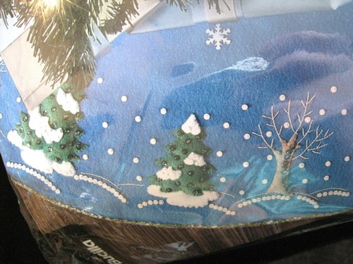 BUCILLA Felt Applique TREE SKIRT Kit,CHRISTMAS VILLAGE,Church,House,43",89076E - Picture 6 of 8