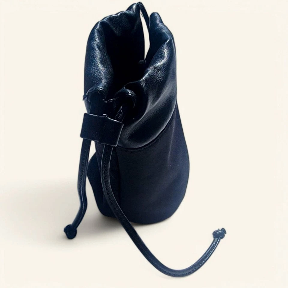 Mini bolso cubo negro Free People Street Level | Cartera con cordón Foto 3 de 4