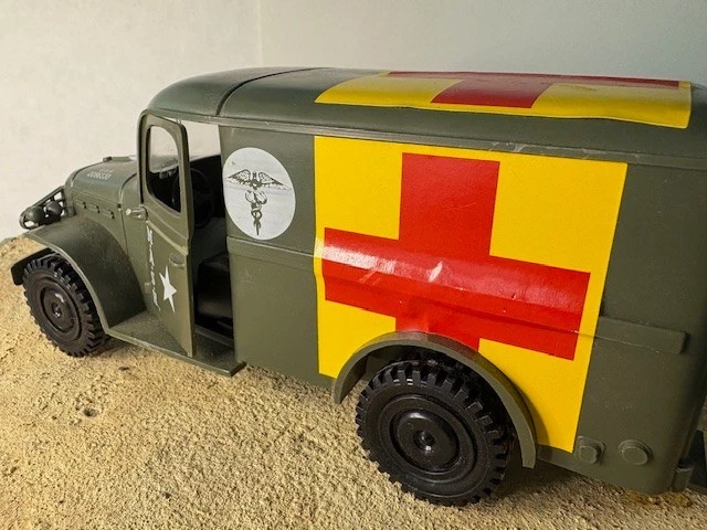 RARE Tristar 1982 M.A.S.H. 4077 Medical Unit Ambulance, MASH Truck, 1/32 - Image 2 of 4
