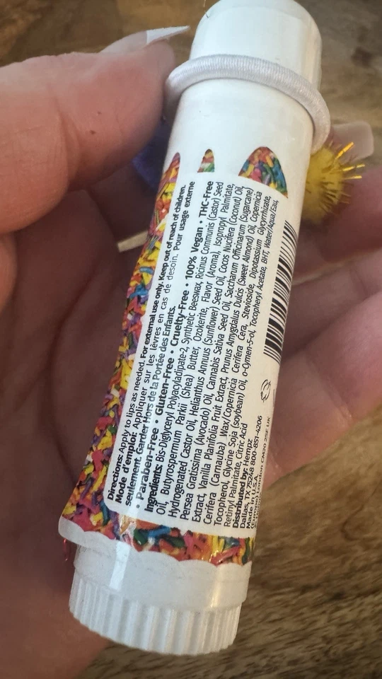 BÁLSAMO LABIAL HERBAL PARA MORDER PASTEL CREMA MANTEQUILLA CÁÑAMO .53 Foto 2 de 4