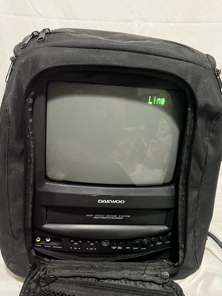 DAEWOO DVQ-9H1FC 9” Color TV/VCR Combo & Carrying Bag No Remote - Image 3 of 4