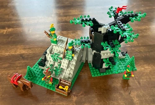 LEGO Castle #6066: Camouflaged Outpost - 90% Complete with 4 Minifigs and Horse