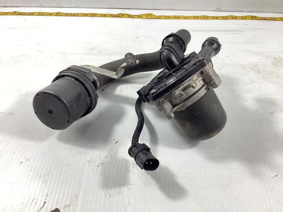 BMW 328i XDRIVE 2009-2013 conector de tubo de aire filtro a bomba de aire original OEM. Foto 2 de 4