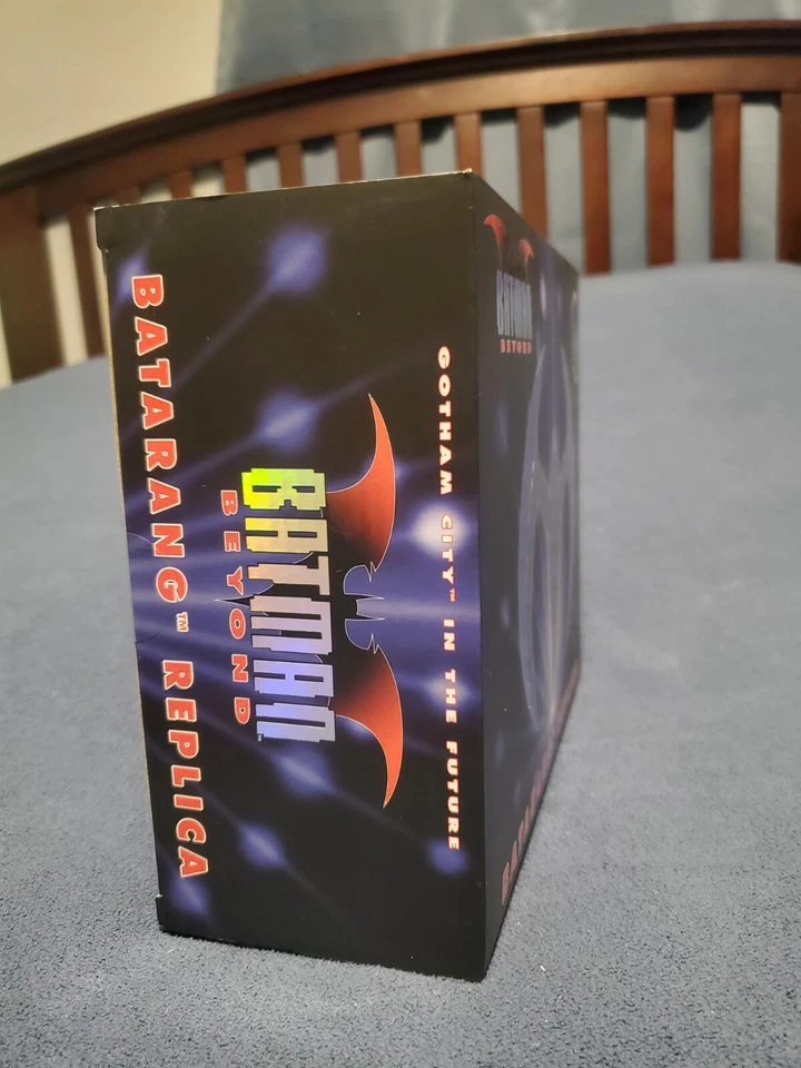 RÉPLICA NECA Batman Beyond BATARANG •Excelente Estado• Alas LED Iluminadas 2022 Foto 2 de 3