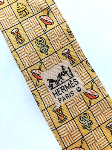 HERMES DE COLECCIÓN TRIBU AFRICANA MÁSCARA CORBATA ESCUDO LANZA TAMTAM CABAÑA ALTA GAMA AMARILLA - Imagen 15 de 16