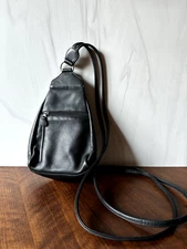 ILI New York Black Leather Crossbody Slingpack Bag Purse Adjustable Strap EUC