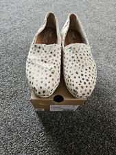 TOMS classic cream/gold Slip On  Womens Size 5  Shoes 