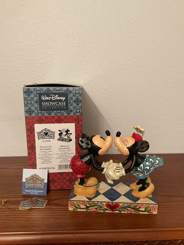 Jim Shore Disney Traditions “ Smooch For My Sweetie “ Mickey & Minnie Mouse