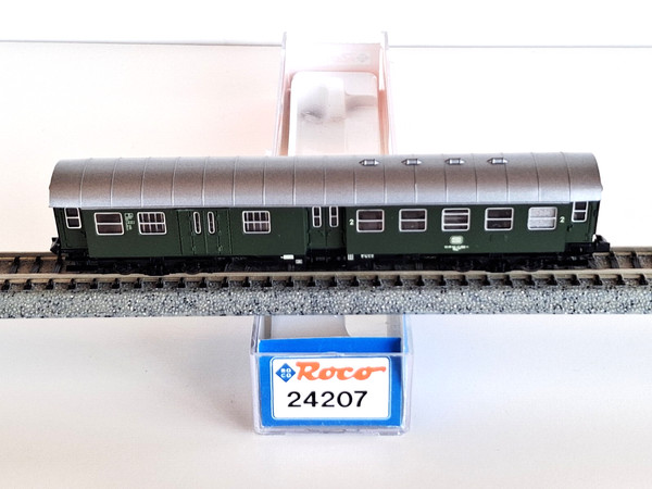 COCHE DE PASAJEROS 2ª CLASE/POSTAL CON LUZ DB EP. IV ROCO 24207 (J146)