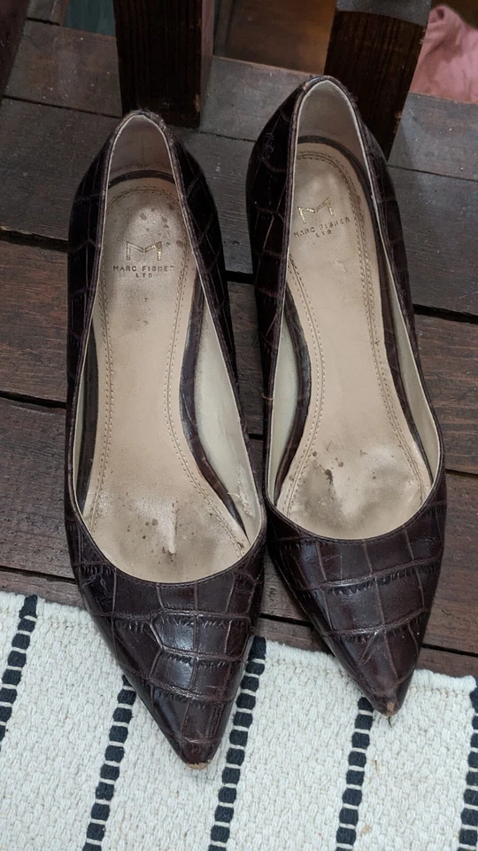 Zapatos de tacón Marc Fisher para mujer de cuero con estampado de cocodrilo punta marrón talla 7,5 Foto 3 de 4