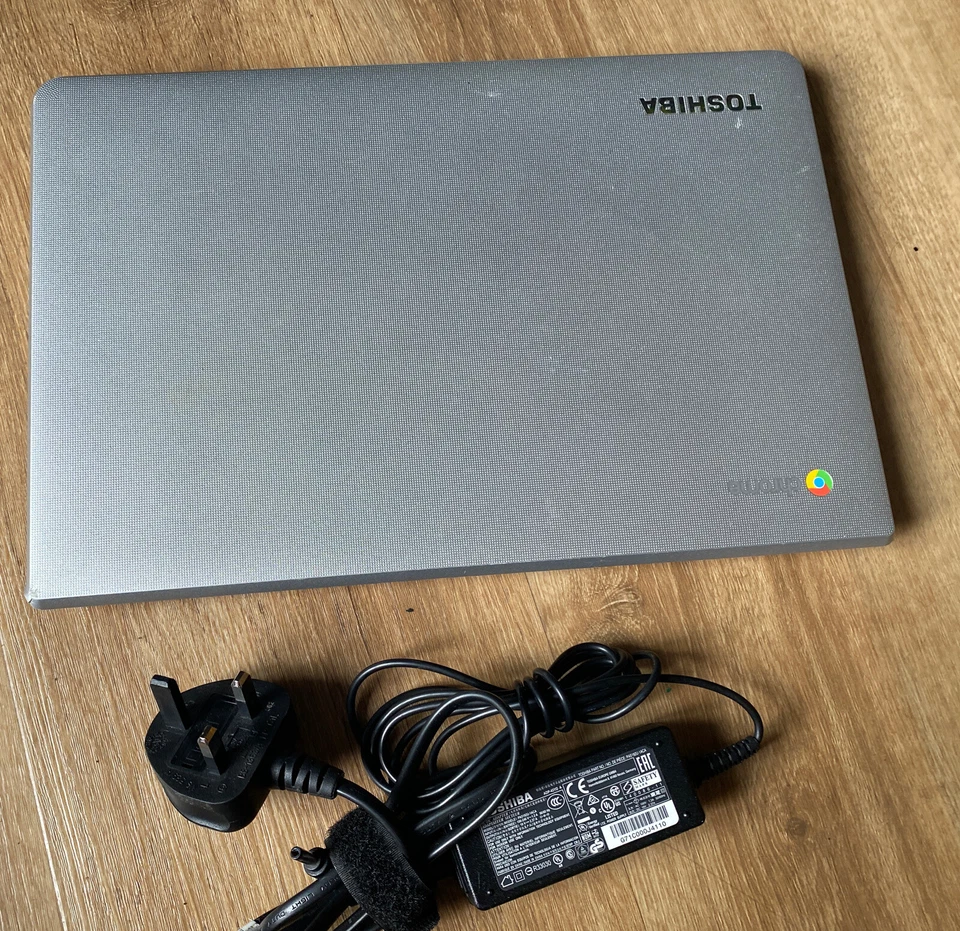 Toshiba CB30-B-103 13.3" (16GB, Intel Celeron, 2.16GHz, 2GB) Chromebook - Silver - Image 3 of 4