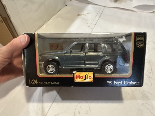 Maisto 1/24 Scale Diecast 31909 - 1995 Ford Explorer - Green special edition