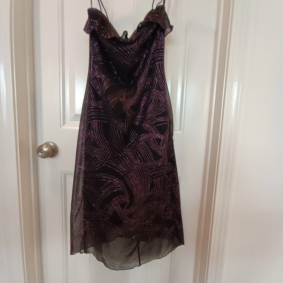 Byer Too! Vestido de Cóctel Brillante Pequeño Negro Lentejuelas Asimetría Parte Inferior Preppy Flow Foto 2 de 4