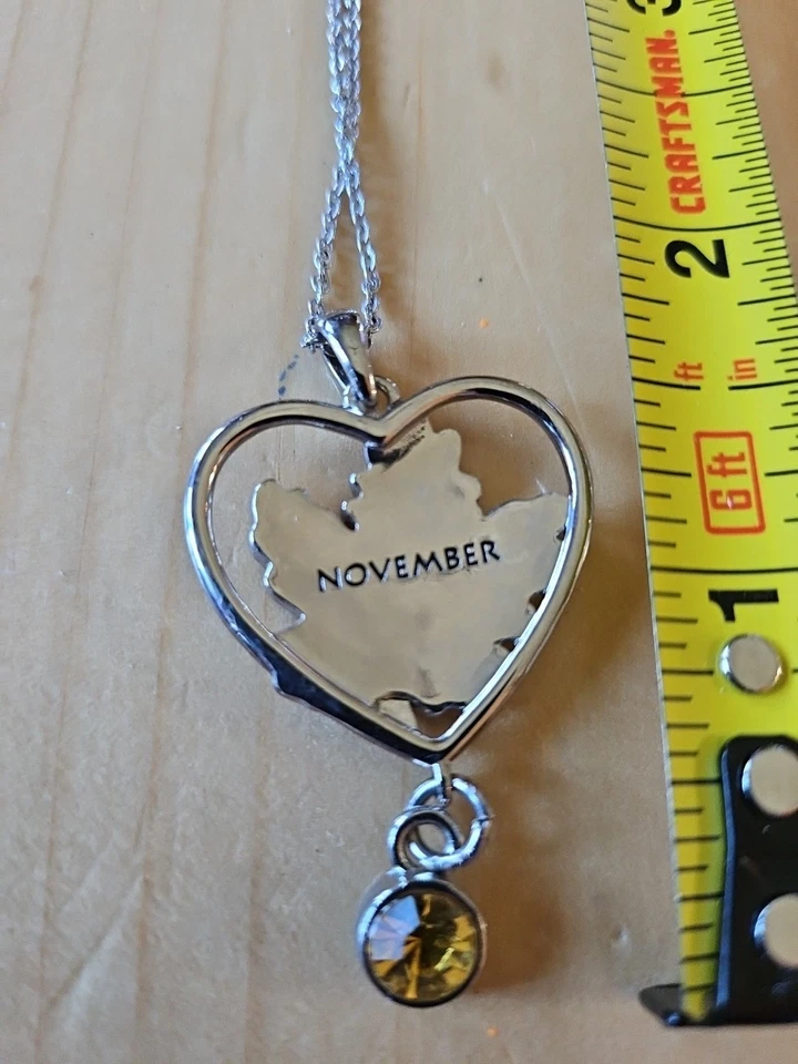 Collar en forma de corazón con piedras doradas que representan la piedra de nacimiento de noviembre Foto 4 de 4