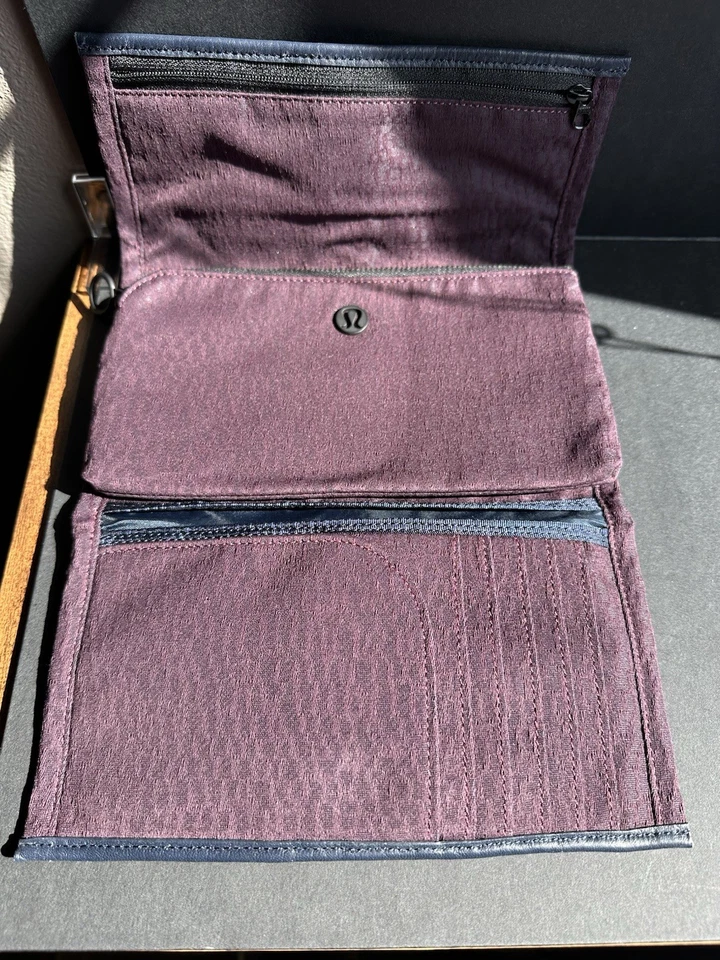 Cartera de viaje Lululemon púrpura y azul Foto 2 de 4