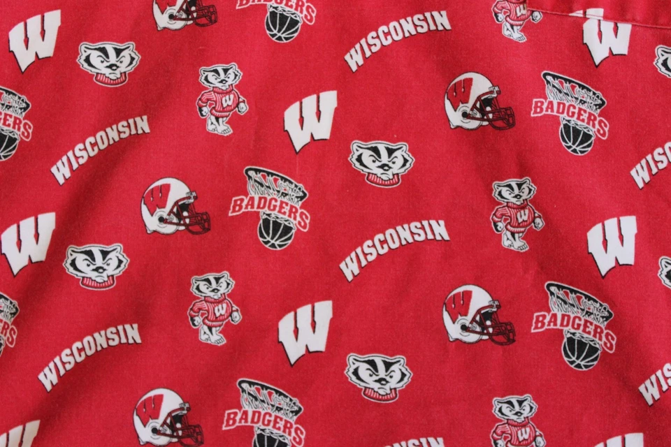 Scrub Dudz Top Size L Wisconsin Badgers Red All-Over Logo Short Sleeve V-Neck - Image 3 of 4