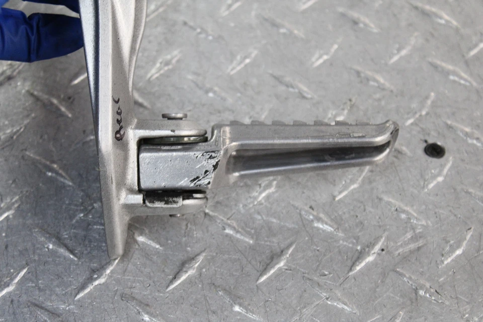 Kawasaki Ninja ZX10R ZX1000D 2007 clavija trasera derecha del pasajero Foto 3 de 4