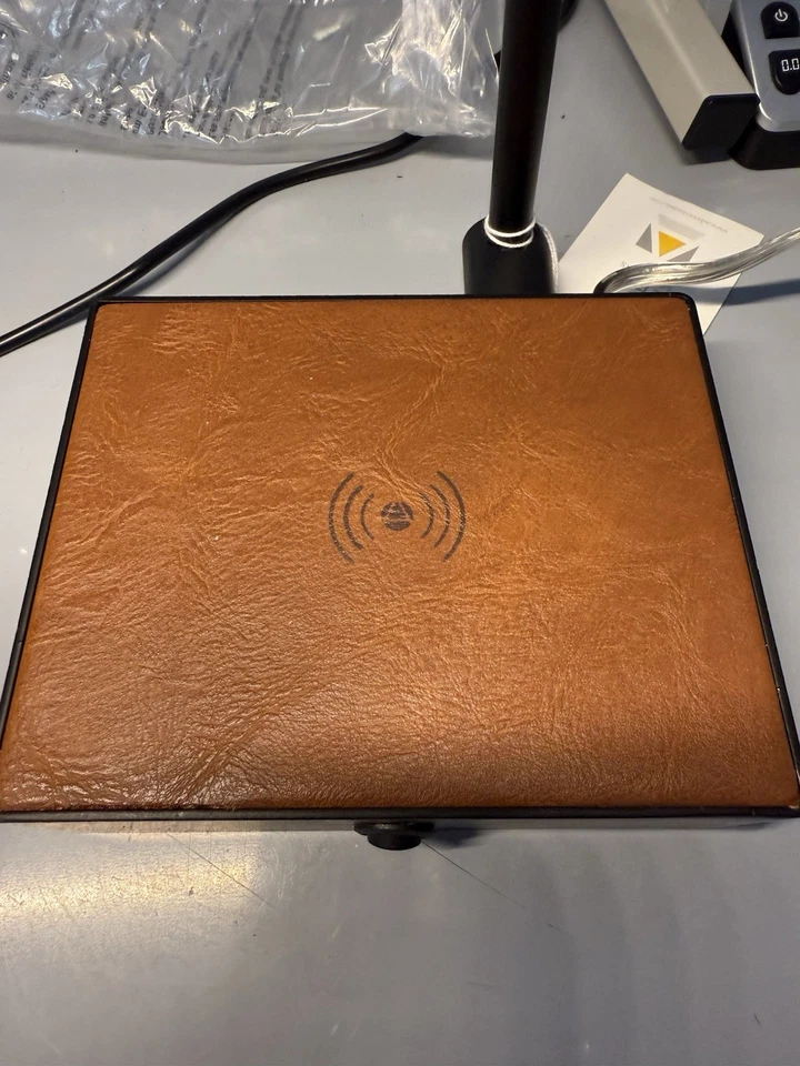 Lámpara de escritorio de carga inalámbrica ADESSO Sawyer LED AdessoCharge Foto 3 de 4