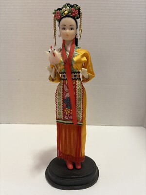 Vintage asiatische ethnische Puppe in traditioneller Kleidung.