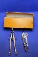 Ancien lot de 2 tracteurs de crayons professionnels et boussole