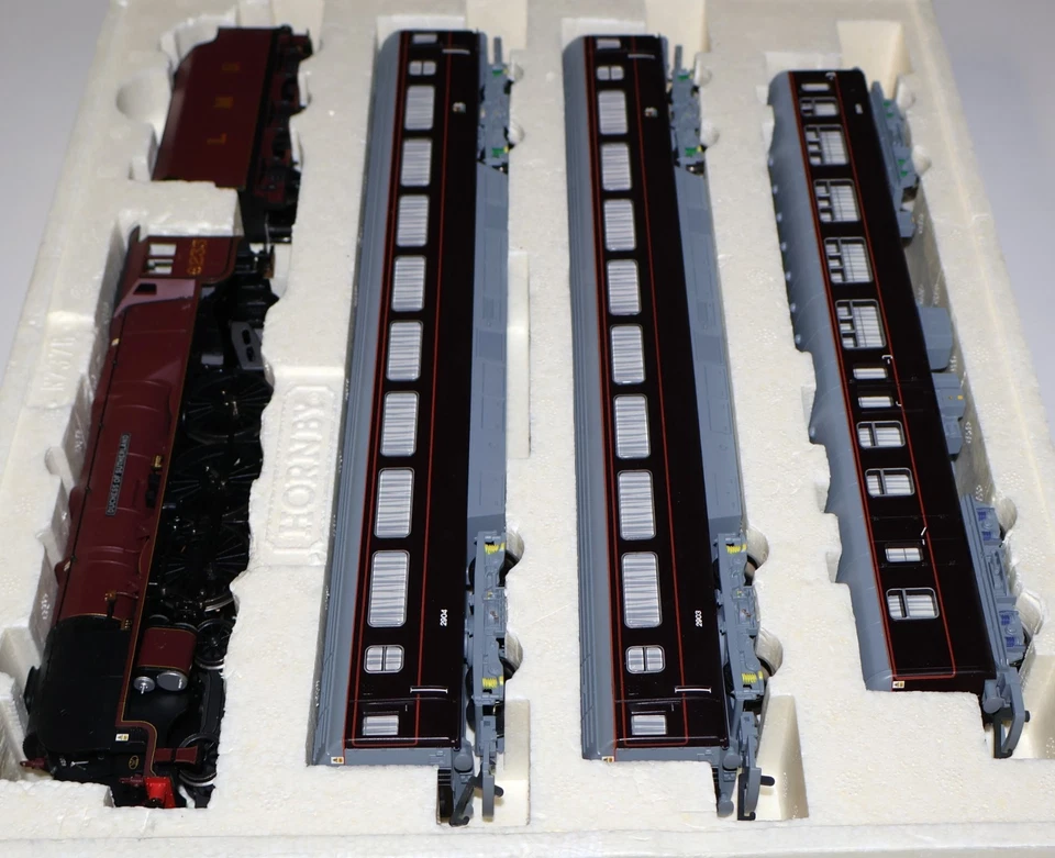 HORNBY R2370 “The Royal Train” | 00 Scale | Great British Train Pack | Box - Image 3 of 4