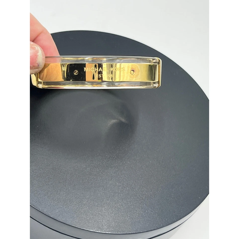 Brazalete Michael Kors tono dorado acetato acrílico bisagra logotipo placa MKJ5603 Foto 3 de 4