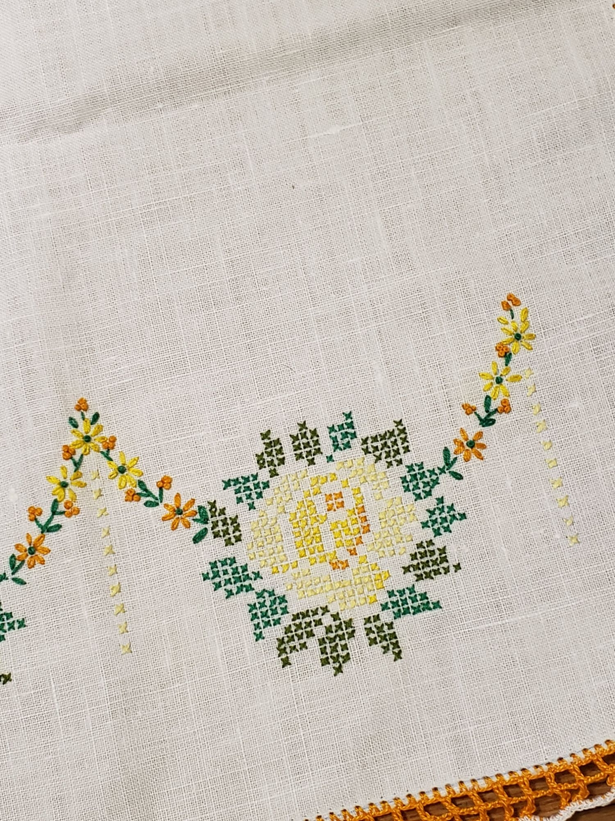 Vintage Linen Table Runner, Ivory w Crossstitch Embroidery detail