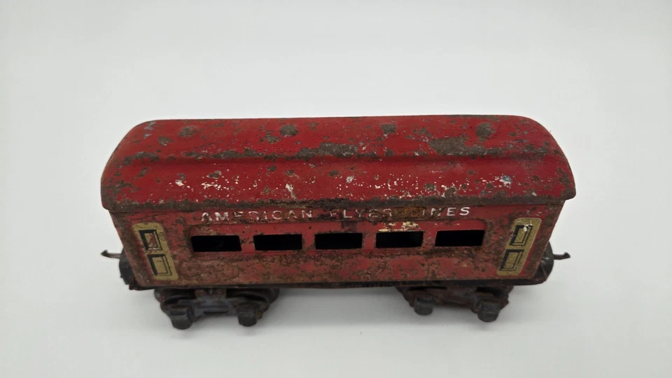 Antiguo vagón de pasajeros American Flyer de preguerra iluminado calibre O y O/27 tren de hojalata Foto 2 de 4
