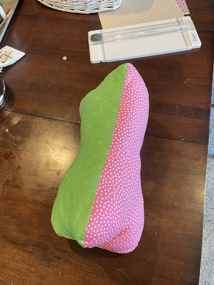 Almohada para cuello hecha a mano de 3 lados en forma de hueso pastel Foto 2 de 4