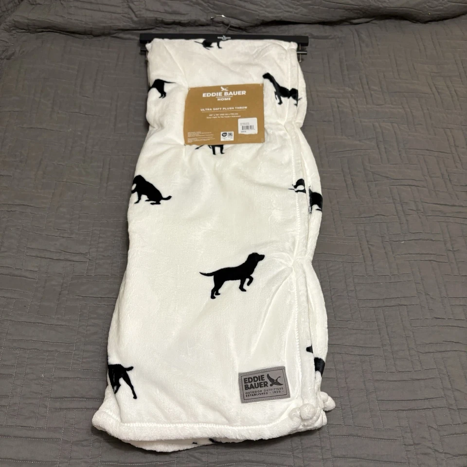 Manta de felpa ultra suave Eddie Bauer Home blanca labrador negra estampado de perro Foto 2 de 4