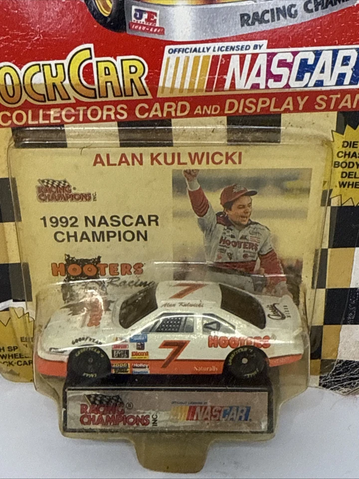 Racing Champions 1993 Alan Kulwicki 1:64 #7 Hooters Ford T-Bird con tarjeta Champ '92 Foto 2 de 4