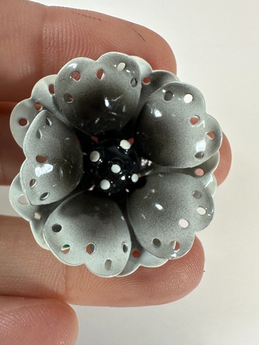 Vintage Clip On Earrings Enamel Flower Black White Gray Metal - 第 2/7 張圖片