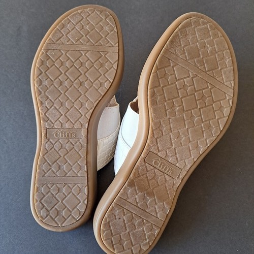 Cliffs by White Mountain Women's White Thong Sandals Size 6M - Picture 12 of 13