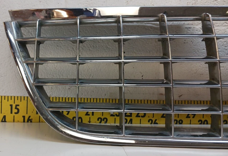 Rejilla cromada usada OEM con emblema 3L24-8200-B 2002-2005 Ford Explorer (G329) Foto 2 de 4