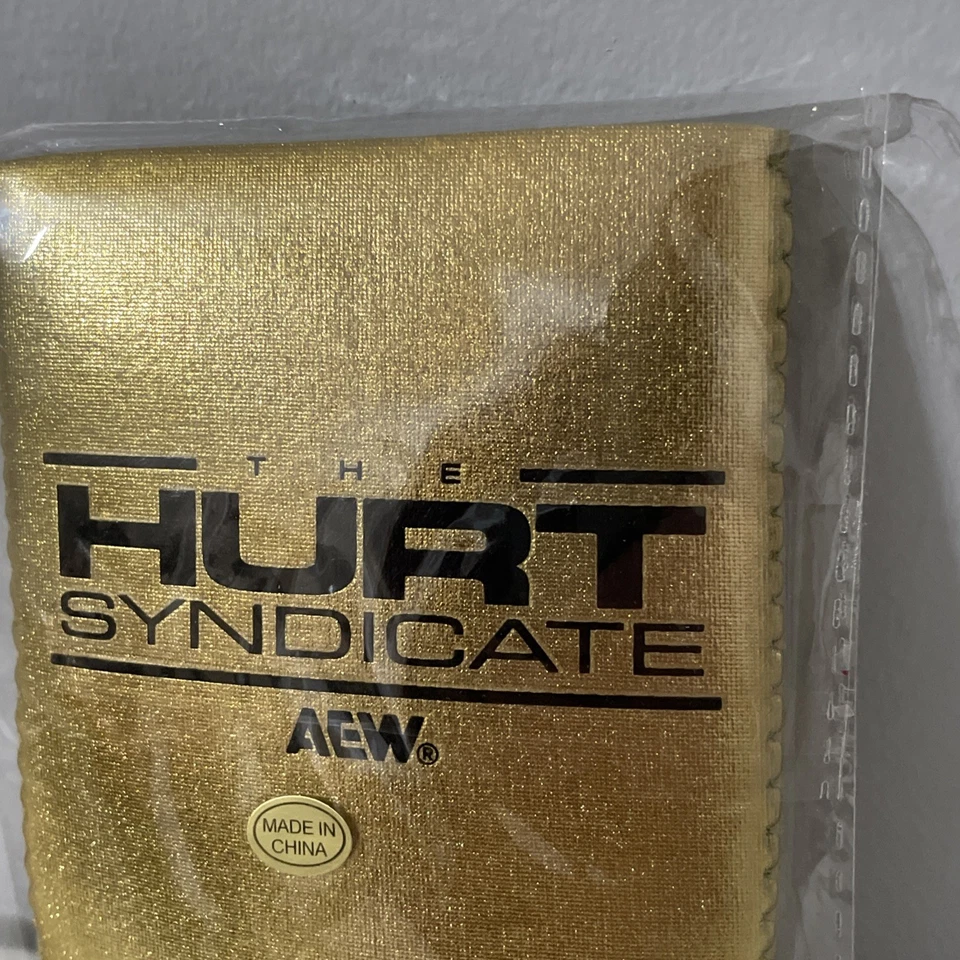 Caja The Hurt Syndicate Gold Koozie All Elite exclusiva AEW Bobby Lashley MVP Foto 3 de 4
